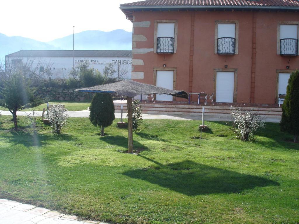 Posada Tresmentiras Aldeanueva del Camino Exteriér fotografie